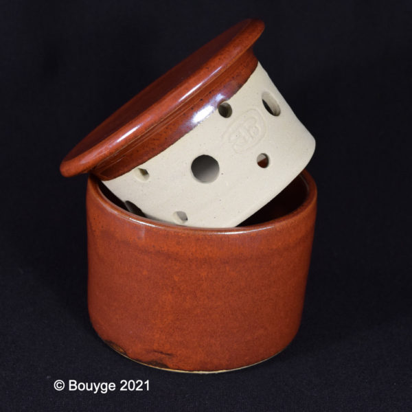 Beurrier à eau de couleur rouge entre-ouvert