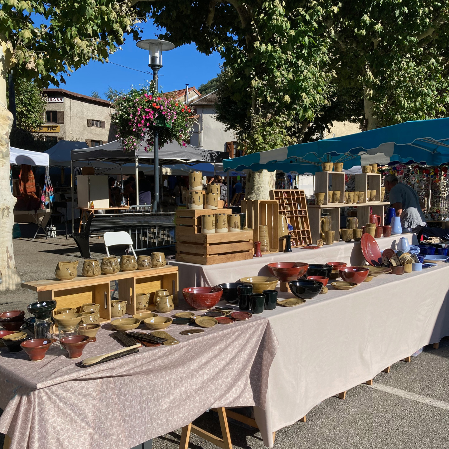 Stand de poterie de l'atelier LA PAPOTERIE - Les Cabannes - Eté 2023