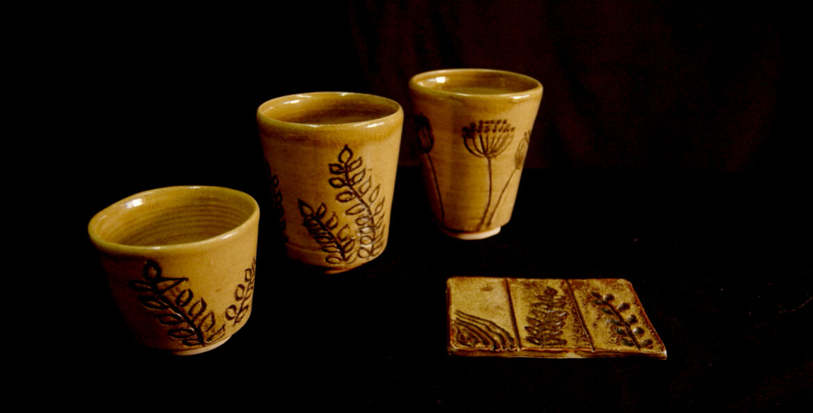 Tasses avec décors différents en céramique : floral et pissenlit
