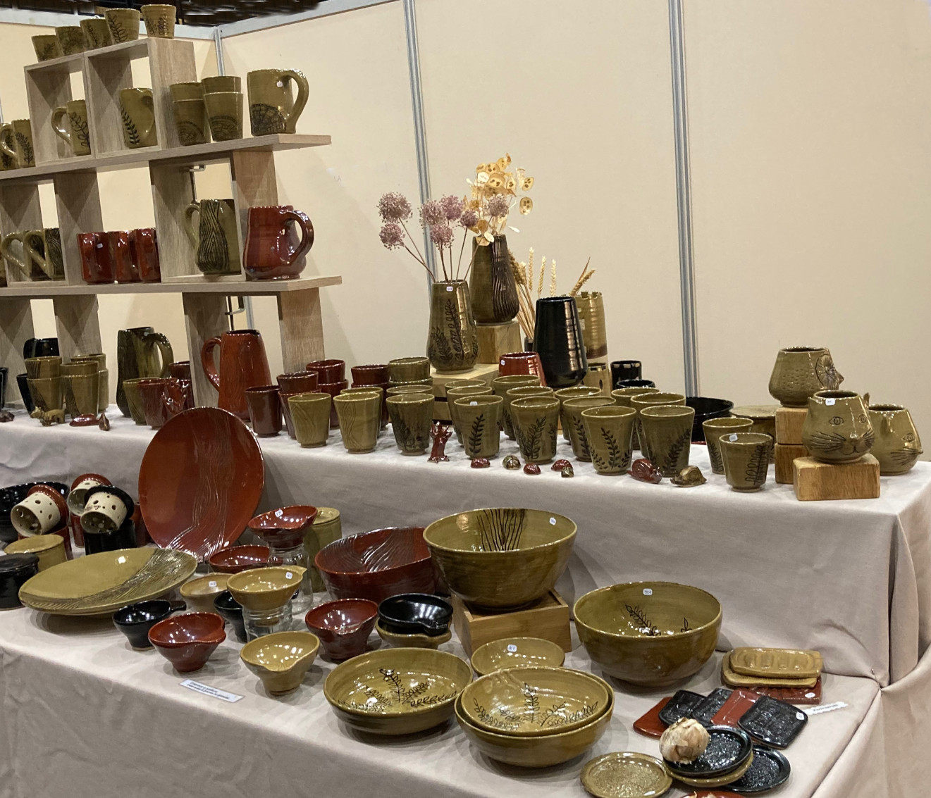 Stand de poterie de l'atelier de LA PAPOTERIE - Salon Moissac 2022